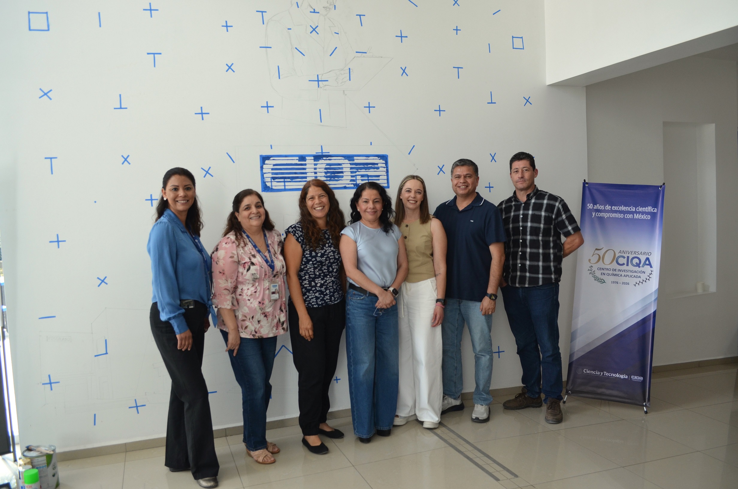 Estudiante de Doctorado del CIQA da el primer pincelazo para plasmar la historia del Centro en un mural conmemorativo